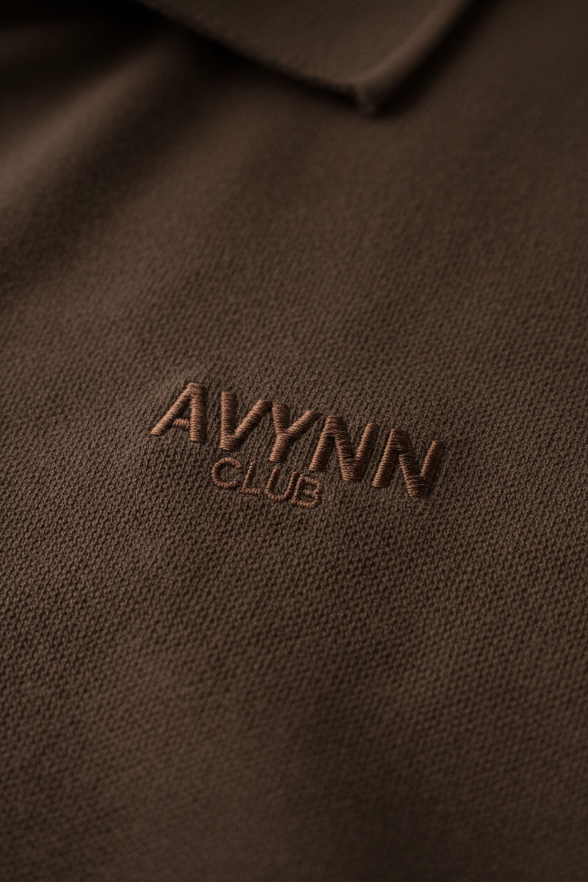 Logo Detail – AVYNN CLUB Polo #5C4033