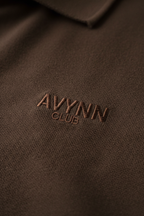 Logo Detail – AVYNN CLUB Polo #5C4033